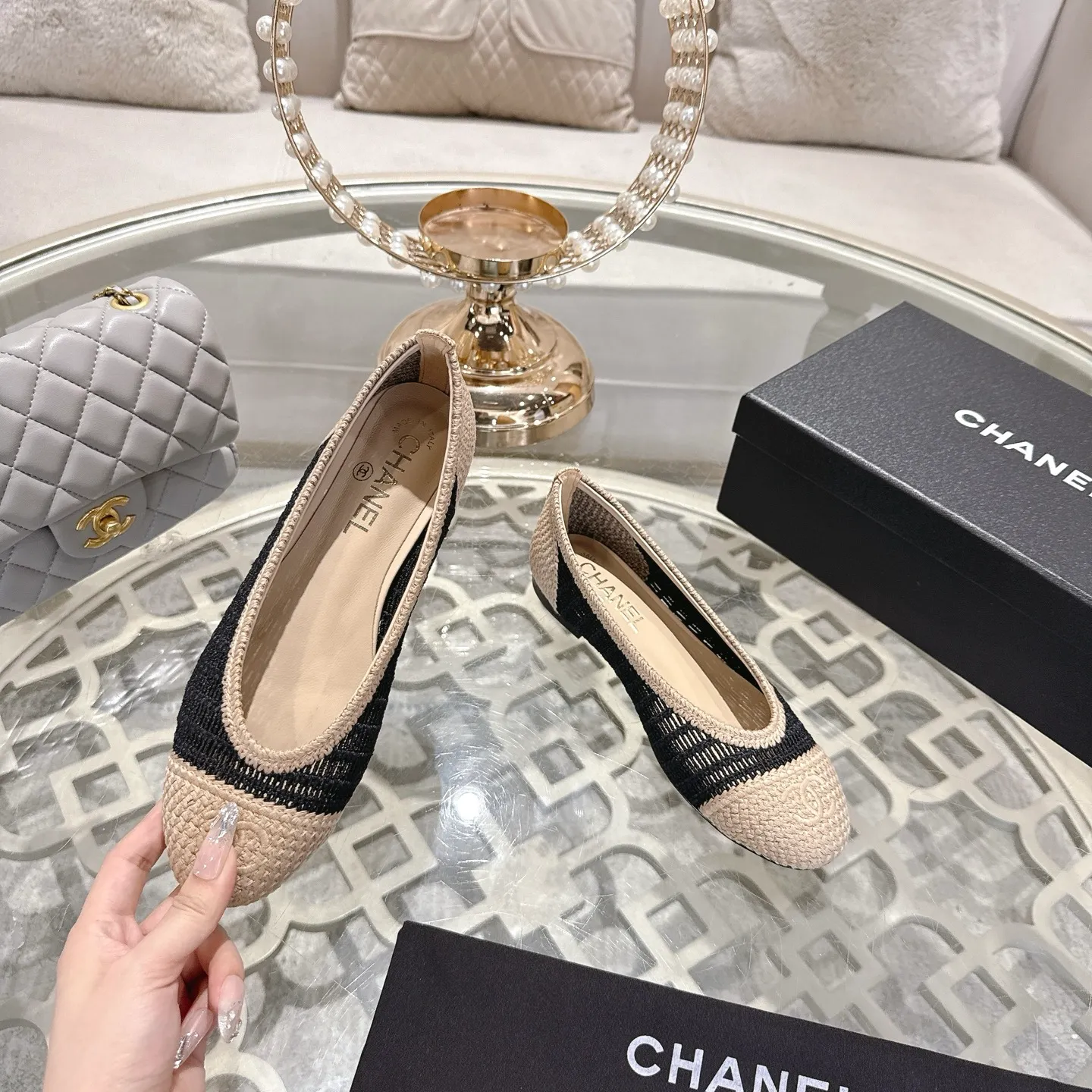 💕💕Factory direct selling price p540💕💕 Chanel 25SS finally releases woven ballet shoes‼ ️ Shoes worthy of their own article, I have to say that they are finally waiting for you! So elegant and chill. Wear it in the summer to enjoy the breeze and walk on the street. Round square toe design. Cute and cute~ The appearance is super online. When you wear it, you will feel like a wealthy daughter. I thought it was good-looking. Only when I put it on my feet do I know how easy it is to wear~ Upper: Exclusive custom-made mesh (comfortable and breathable) Foot pad: Sheepskin Outsole: Genuine leather sole imported from Italy Size: 35-39 (customized at 40.41.42)